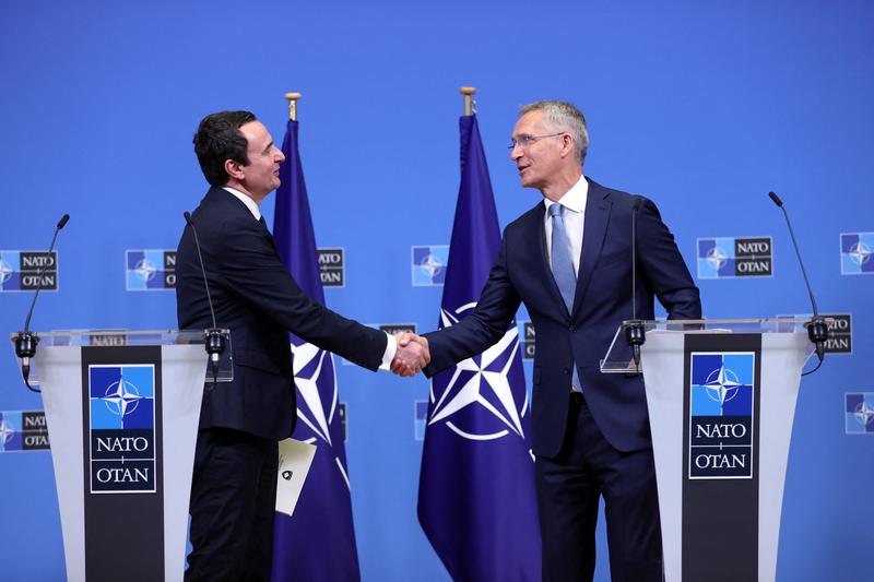 Jens Stoltenberg, secretarul general al NATO, alaturi de premierul kosovar Albin Kurti, Foto: Francois Walschaerts / AFP / Profimedia images