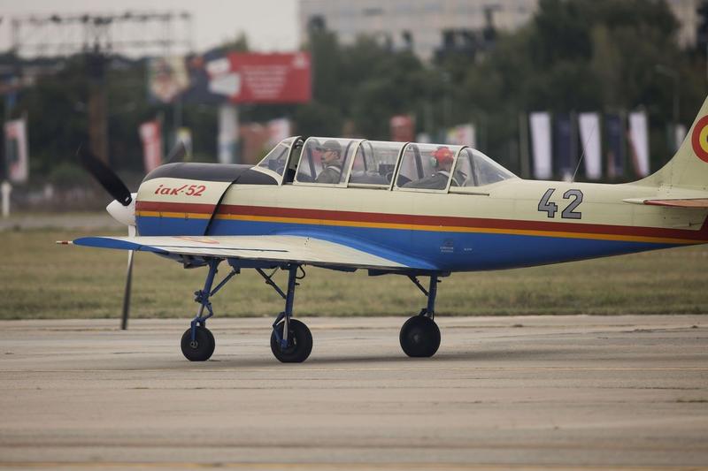 Un aparat Yakovlev Yak-52, pe aeroportul Aurel Vlaicu din București, în timpul unui show aviatic, Foto: MoiraM / Alamy / Alamy / Profimedia