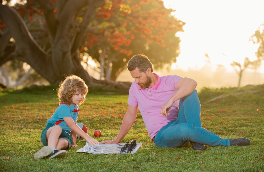 tata si fiul joaca sah in parc
