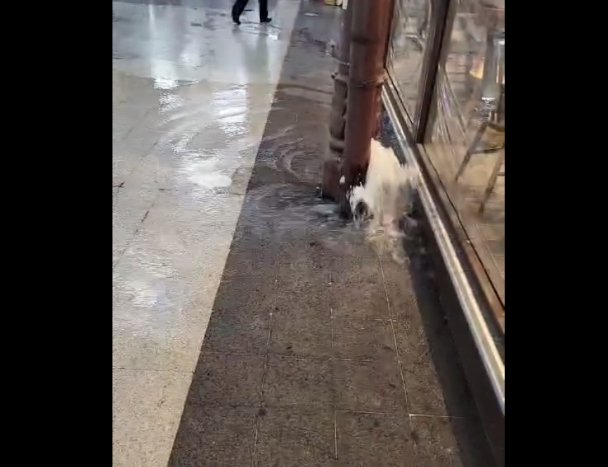 Inundatie Gara de Nord după ce o țeavă pentru apa pluvială pare că a cedat în timpul furtunii din 24 iulie 2024 / FOTO: Captură video MeteoPlus