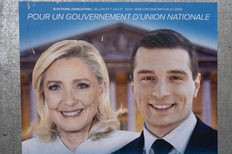 Un nou sondaj din Franța arată că extrema-dreaptă a lui Le Pen nu va obține majoritatea la alegerile parlamentare de duminică. Ce înseamnă asta