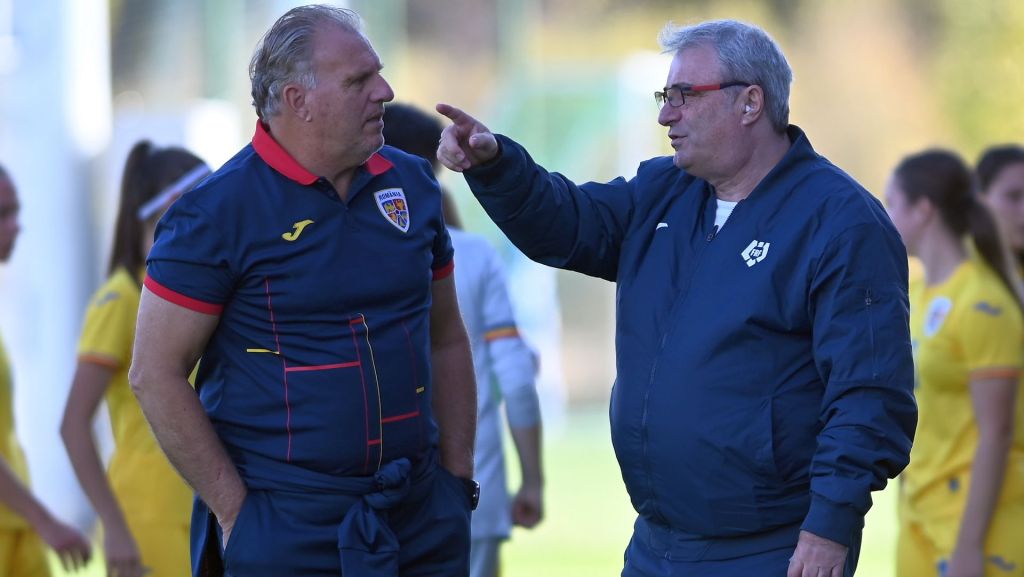 Massimo Pedrazzini discuta cu Mihai Stoichita dupa meciul de fotbal feminin amical dintre Romania U19 si Suedia U19, desfasurat la Centrul National de Fotbal de la Buftea, sambata 28 octombrie 2023. © FOTO:Razvan Pasarica/SPORT PICTURES