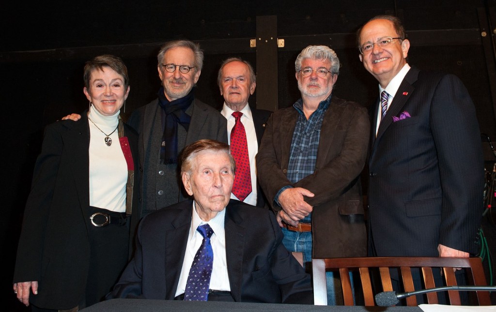 Elizabeth M.Daley, Steven Spielberg, Frank Price, George Lucas, C.L. Max Nikias si Summer M. Redstone (jos). Foto: VALERIE MACON / Getty images / Profimedia