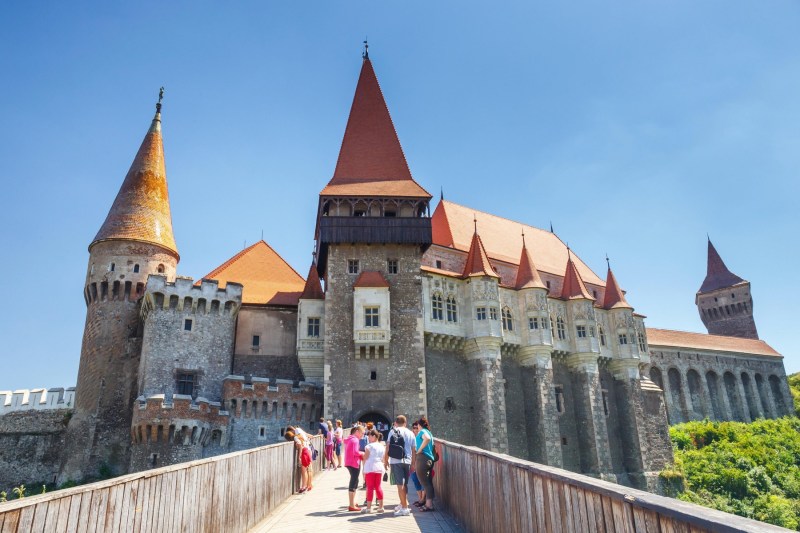 Castelul Corvinilor intră din nou în restaurare. Valoarea totală a lucrărilor va ajunge la 11,5 milioane de euro