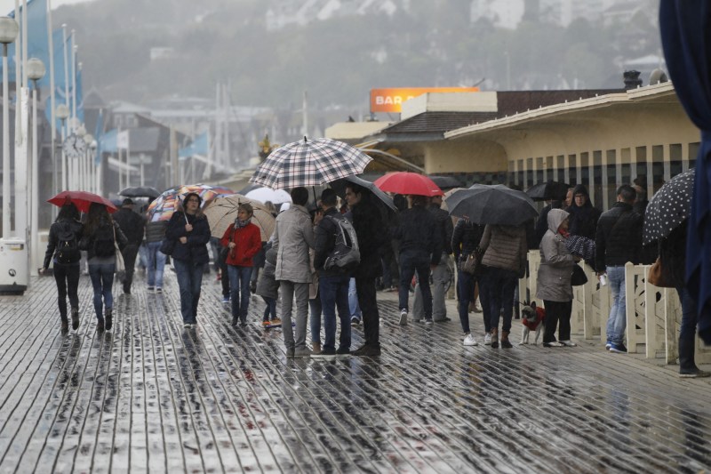 Exasperat de vremea rea, un primar din Franța publică o hotărâre împotriva ploii