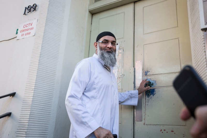 Regatul Unit: Predicatorul islamist Anjem Choudary condamnat la închisoare pe viață / Implicat în mai multe atacuri mortale