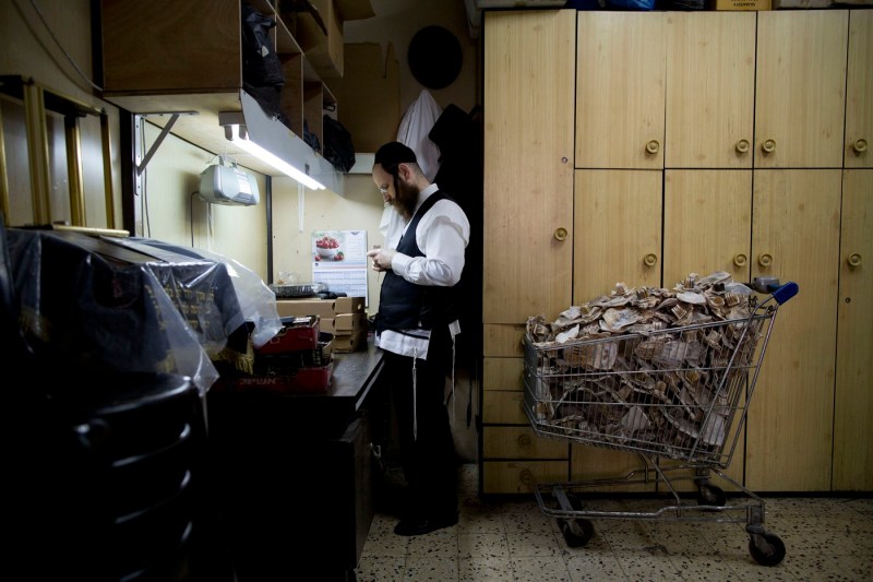 Evreu ultraortodox la muncă. Sursă foto: Oded Balilty / AP / Profimedia