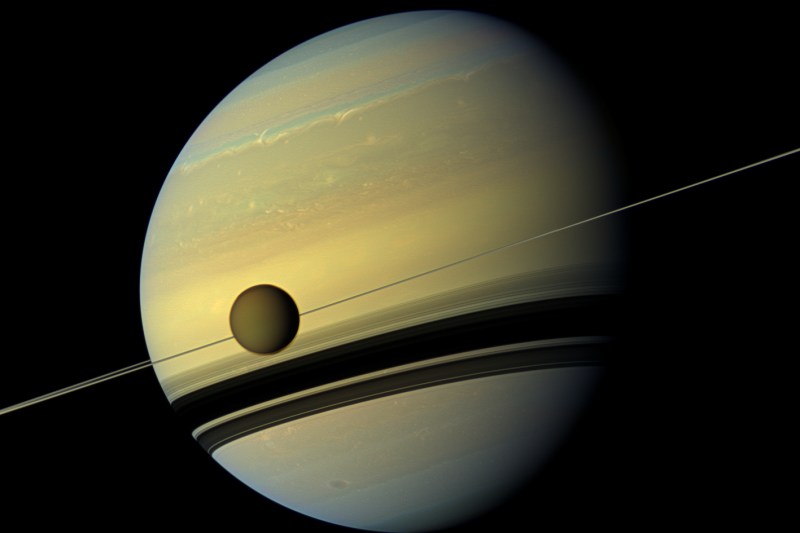 Mările de pe Titan formează valuri milimetrice la 1,2 miliarde de kilometri de Pământ