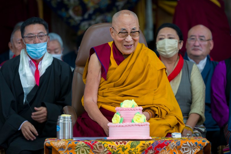 Liderul spiritual Dalai Lama, de ziua sa, în 2023 / Ashwini Bhatia / AP / Profimedia