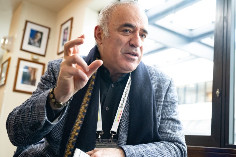 Garry Kasparov spune că se simte în siguranță la București: Putin poate tulbura apele oriunde, dar în România nu poate face un progres real