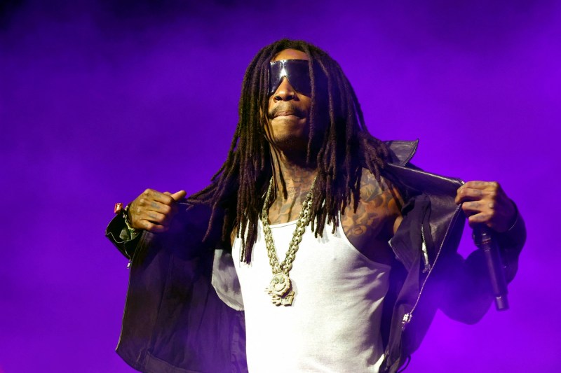 Wiz Khalifa, cercetat oficial pentru deţinere de droguri după ce a fumat o ţigară cu canabis pe scena festivalului Beach Please. Avea 18 grame de canabis la el