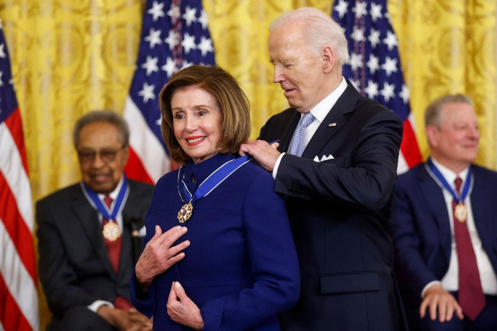 Joe Biden a decorat-o pe Nancy Pelosi cu Medalia Prezidențială a Libertății în luna mai, FOTO: Abaca Press / Alamy / Profimedia