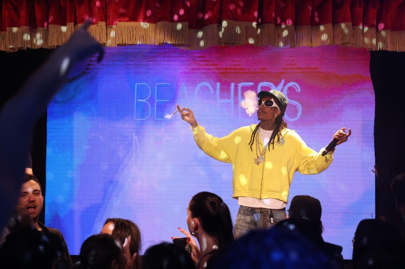 VIDEO Filmări cu rapperul Wiz Khalifa în scene care arată cum este arestat de poliție, la Costinești, după ce și-a aprins un joint de marijuana pe scenă, la festivalul Beach, Please! UPDATE: Poliția confirmă