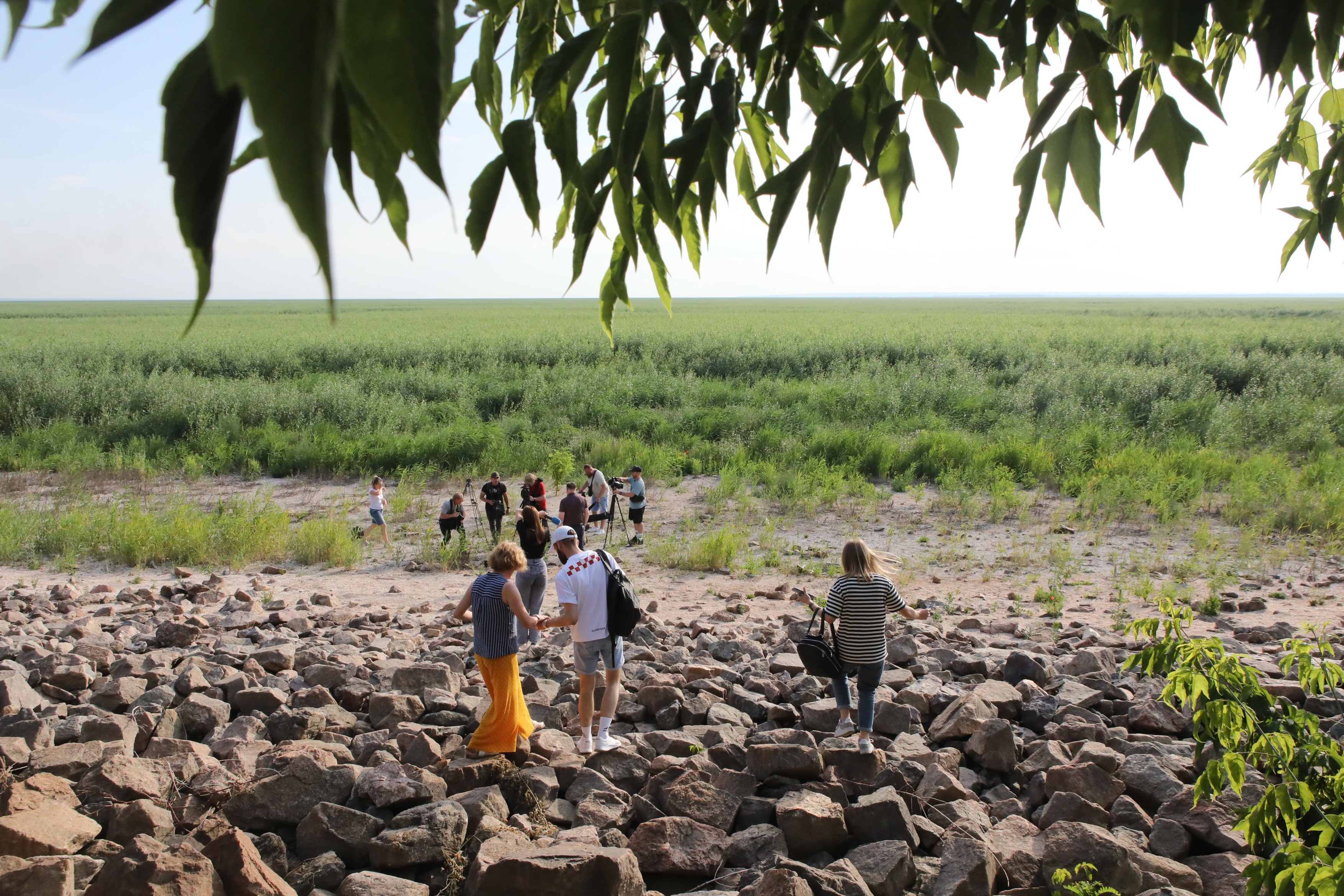 FOTO Un an de la distrugerea hidrocentralei Nova Kahovka. Cum arată locul din Ucraina în care înainte era un lac de acumulare: „Un miracol”