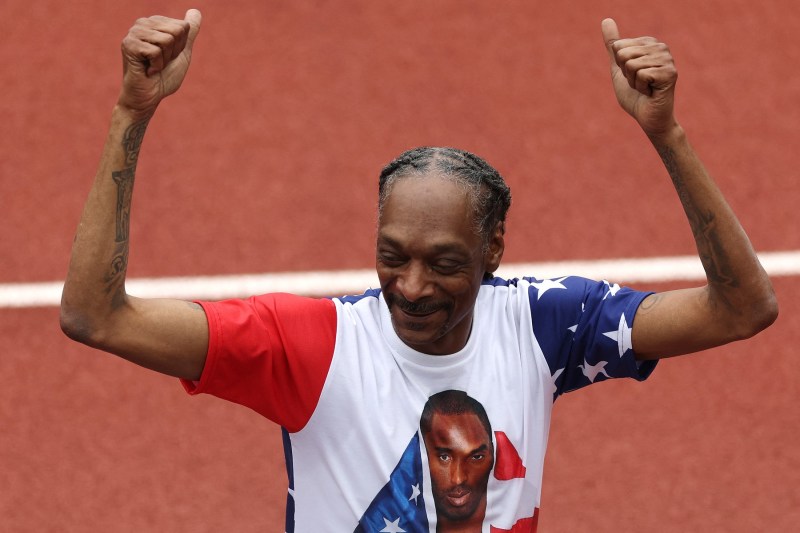 VIDEO Snoop Dogg și spectacolul făcut în momentul purtării torței olimpice pe străzile Parisului