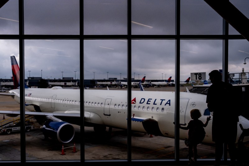 Un zbor Delta Airlines întors din drum din cauza intoxicației alimentare a pasagerilor. Compania le-a servit pui stricat