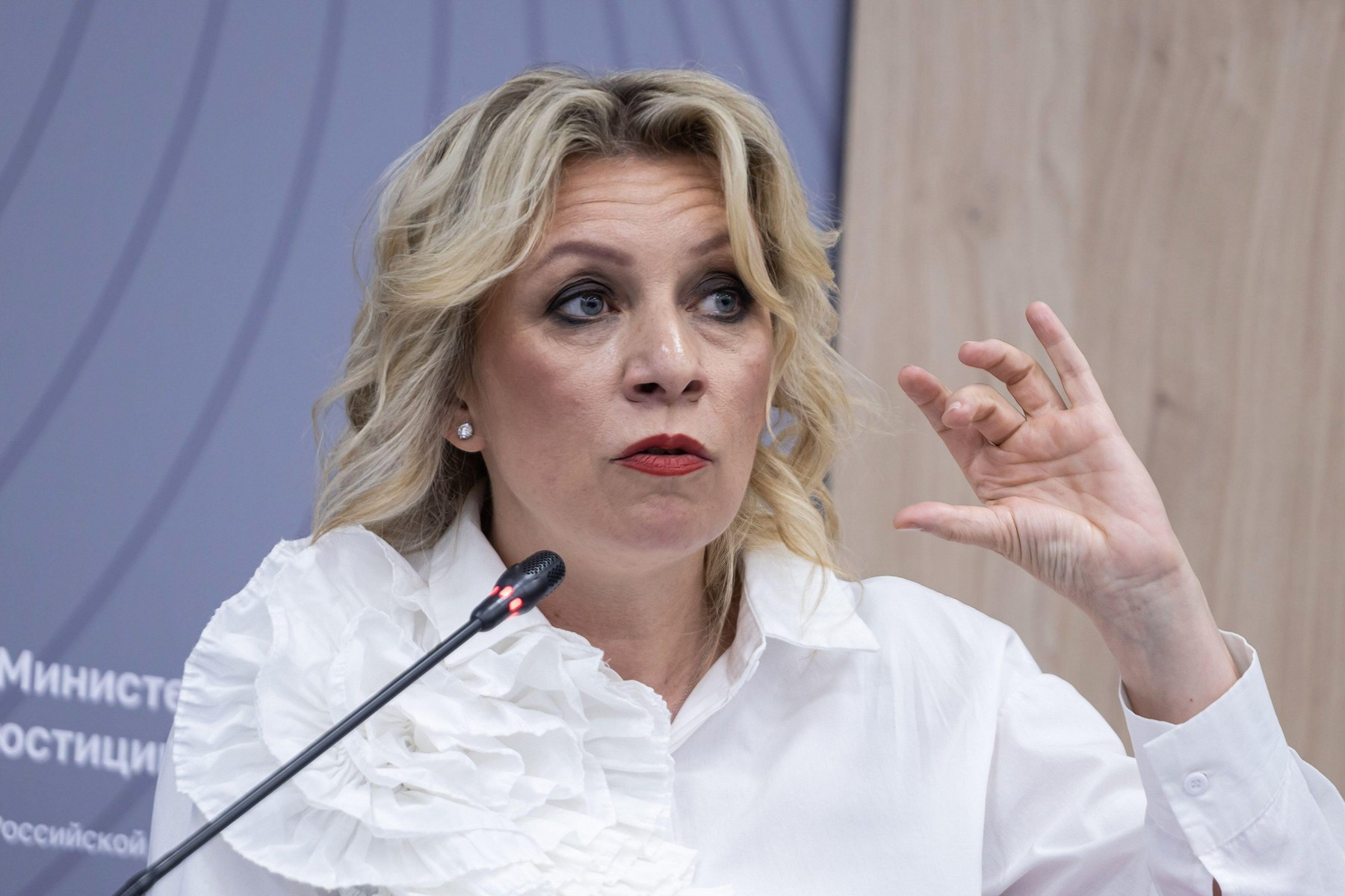 Maria Zahaorva spune că societatea americană riscă să „cadă în picaj” pe fondul diviziunilor din alegeri și îi critică pe protagoniștii „teatrului electoral american”