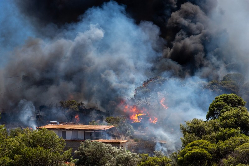 Incendiile din apropiere de Atena s-au domolit, dar pompierii rămân în alertă. MAE: Niciun român nu a fost afectat