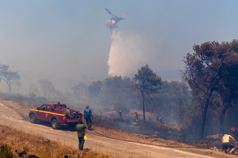 Incendiile din Grecia de luna trecută, de două ori mai multe decât în iunie 2023. Avertismentul premierului Mitsotakis