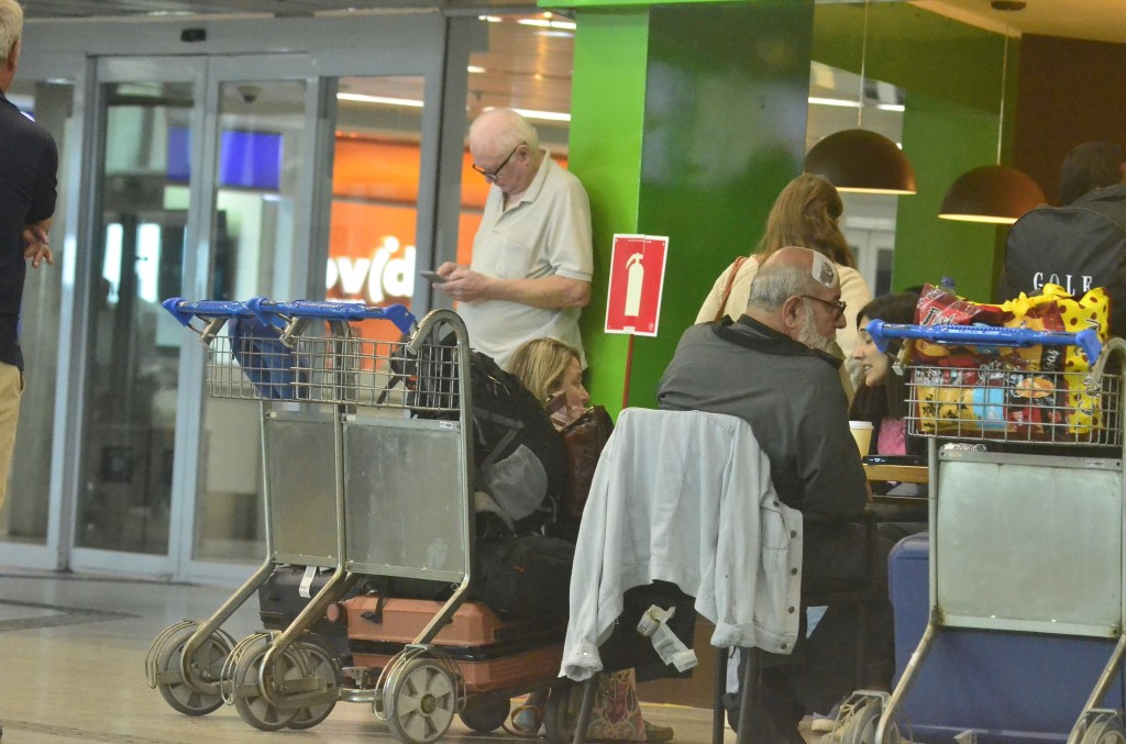 Pasagerii zborului Air Europa, după turbulentele majore care au lovit avionul Boeing 787-9 Dreamliner, ranind mai multe persoane FOTO Jose Aldenir / Zuma Press / Profimedia