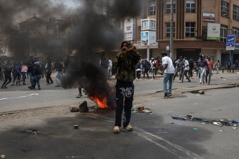 VIDEO Noi ciocniri violente în Kenya: gaze lacrimogene, pietre și incendii, în timp ce protestatarii îi transmit președintelui Ruto că „trebuie să plece”