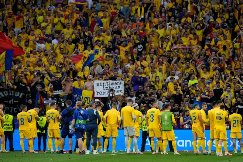 Echipa României salută galeria la finalul meciului. Foto: Profimedia