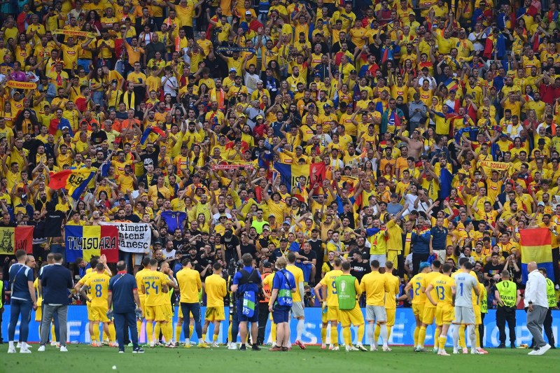 „Sunt mândru” / Scene rar întâlnite în relația români – români după meciul România – Olanda / Aplaudați la înfrîngere / Gică Hagi se adaugă salutului emoționant al celor 25.000 de suporteri: „Toată România merită felicitată”