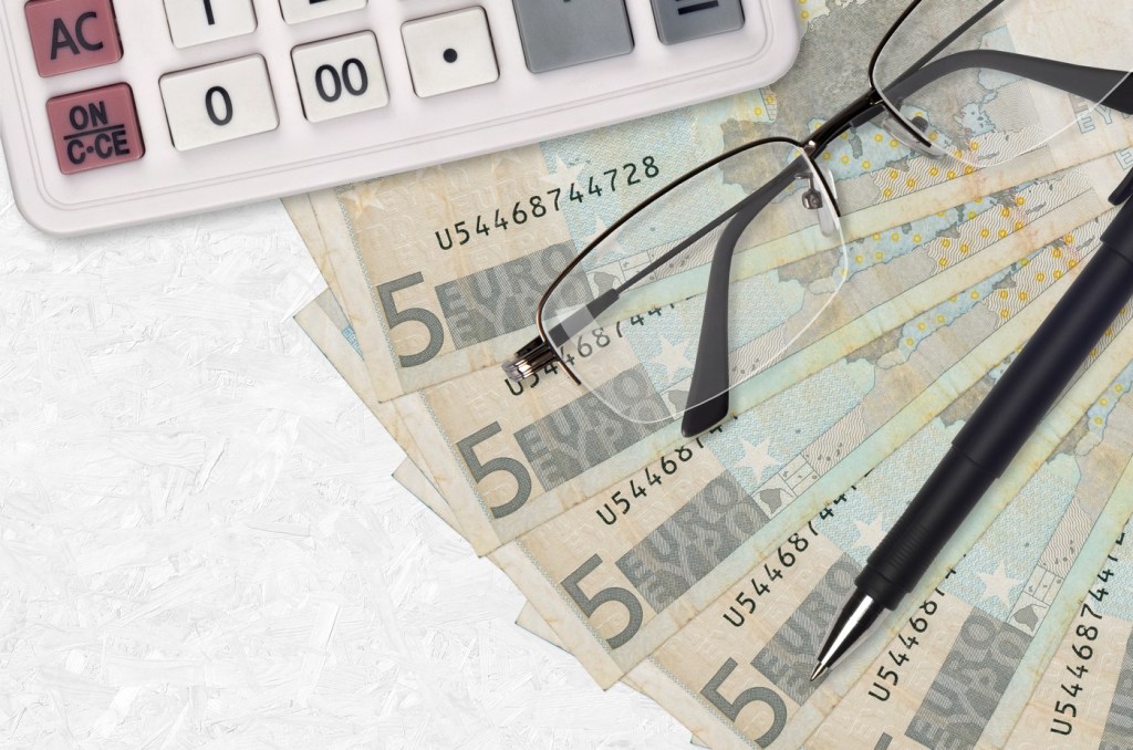 Economie. Despre bani si calcule. Sursa foto: Mykhailo Polenok / Panthermedia / Profimedia