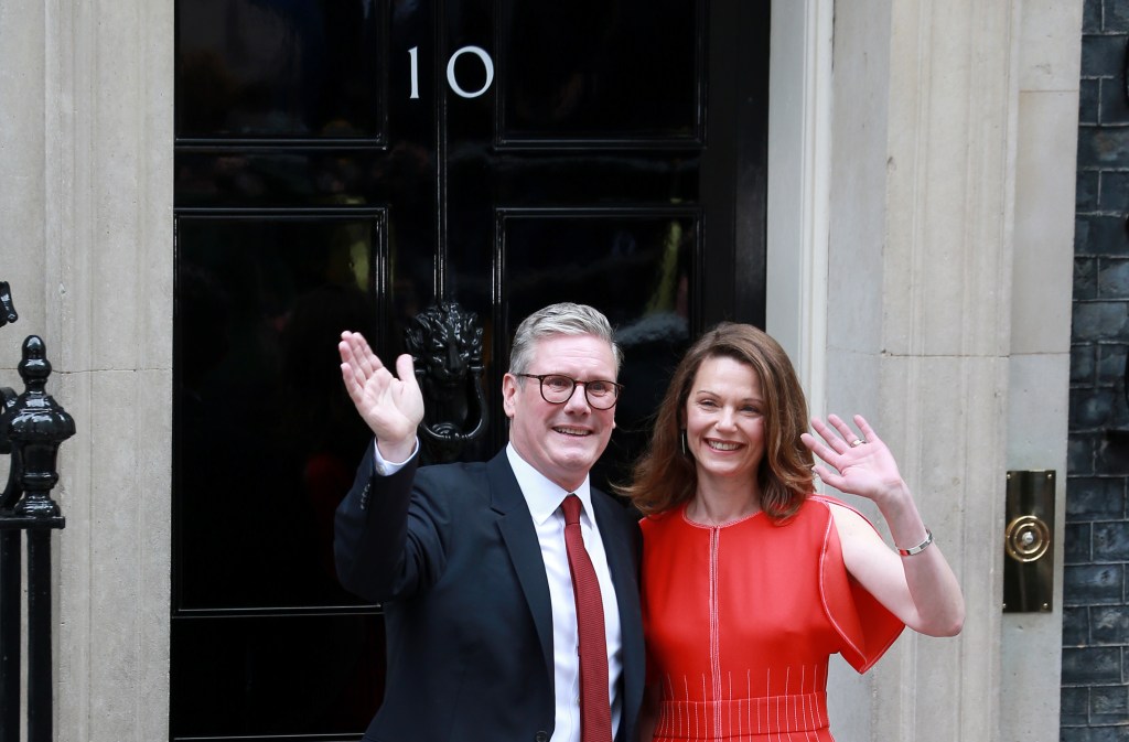 Keir Starmer, noul premier britanic, alaturi de sotia sa, Victoria, in Downing Street 10 / FOTO: Fred Duval / Zuma Press / Profimedia