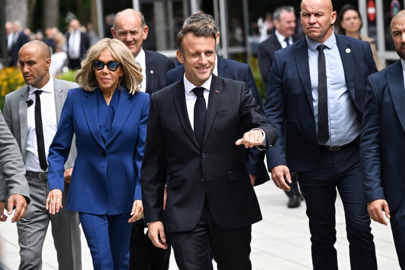 Prima reacție a Palatului Élysée, după surpriza din alegeri: Emmanuel Macron îndeamnă la „prudență”, dar afirmă că „va respecta alegerea poporului”