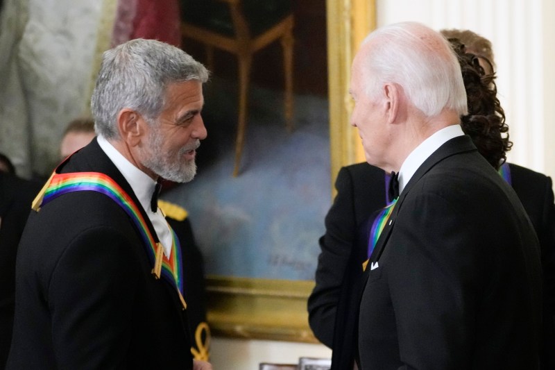 „Este devastator să o spun”. George Clooney îi cere lui Biden să se retragă din cursa prezidențială: „Nu poate câștiga lupta împotriva timpului”