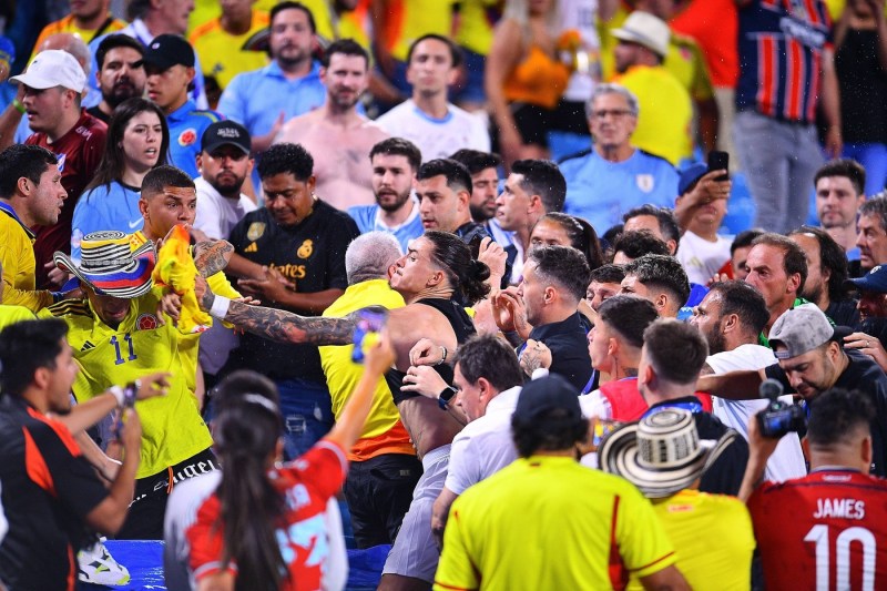 VIDEO Scene ireale la Copa America: Darwin Nunez s-a bătut cu suporterii columbieni după meci