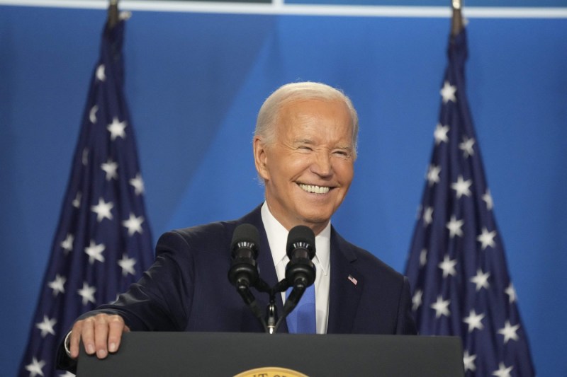 Biden afirmă că s-a exprimat greşit atunci când a cerut „ţintirea” lui Trump