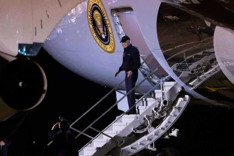 VIDEO Joe Biden, dificultăți la îmbarcarea și coborârea din Air Force One după ce a fost testat pozitiv pentru COVID