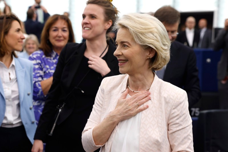 Ursula von der Leyen rămâne președinta Comisiei Europene. Aplaudată de eurodeputați după rezultatul votului