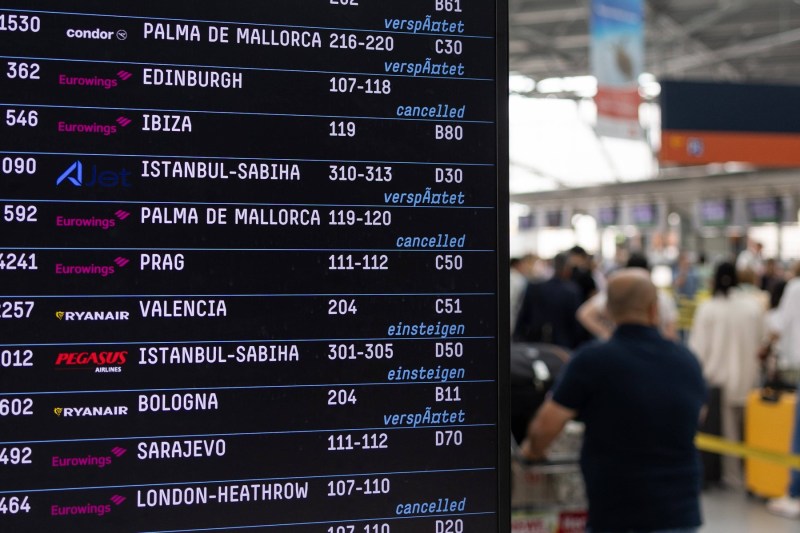 Zloruri întârziate sau anulate vineri, în aeroportul din Koln în timpul panei majore IT. Foto: Profimedia