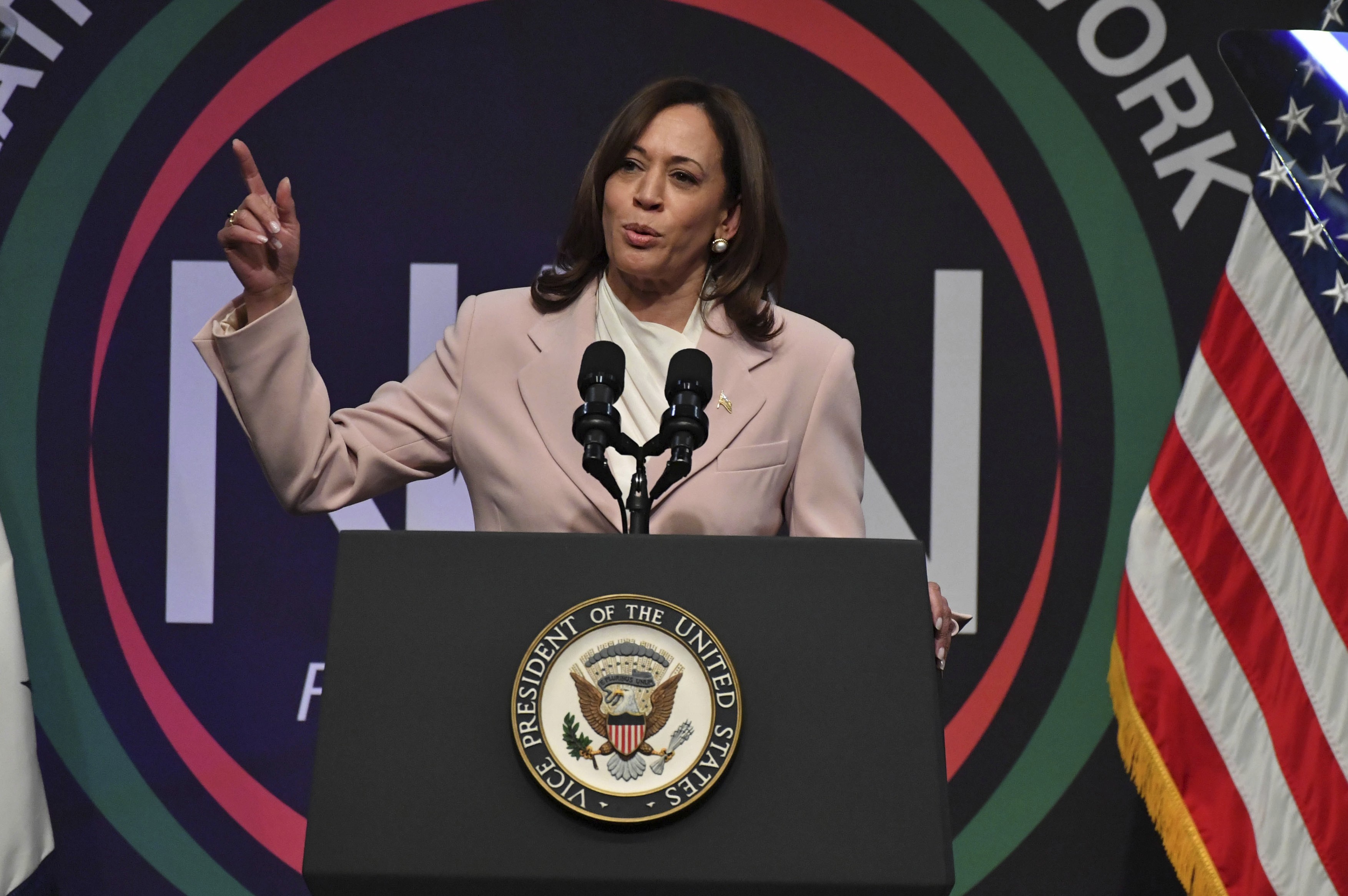 VIDEO La primul său miting electoral, Kamala Harris aduce o nouă energie și îl atacă pe Trump / Ce promite vicepreședintele