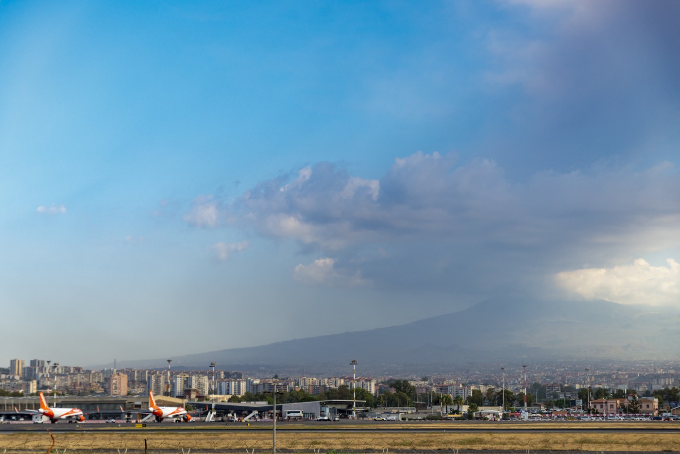 Aeroportul din Catania, închis din cauza căderilor de cenuşă după erupţia vulcanului Etna