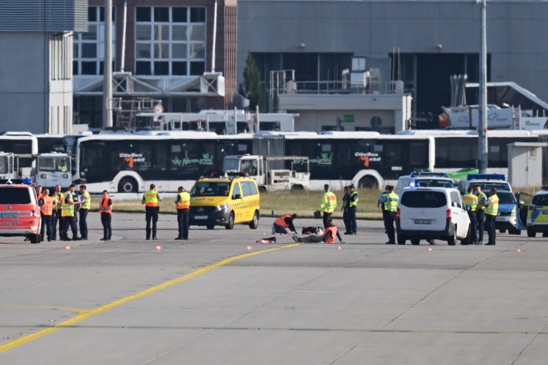 Opt activiști de mediu, arestați pentru că au blocat traficul pe aeroportul din Frankfurt. Cel puțin 140 de zboruri, anulate