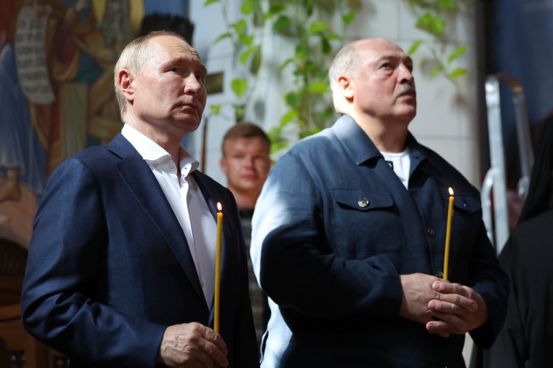 Imagini cu Putin și Lukașenko la o slujbă religioasă, într-o mănăstire din nordul Rusiei, unde „călugării se roagă pentru soldații care și-au dat viața pentru patrie și credință”