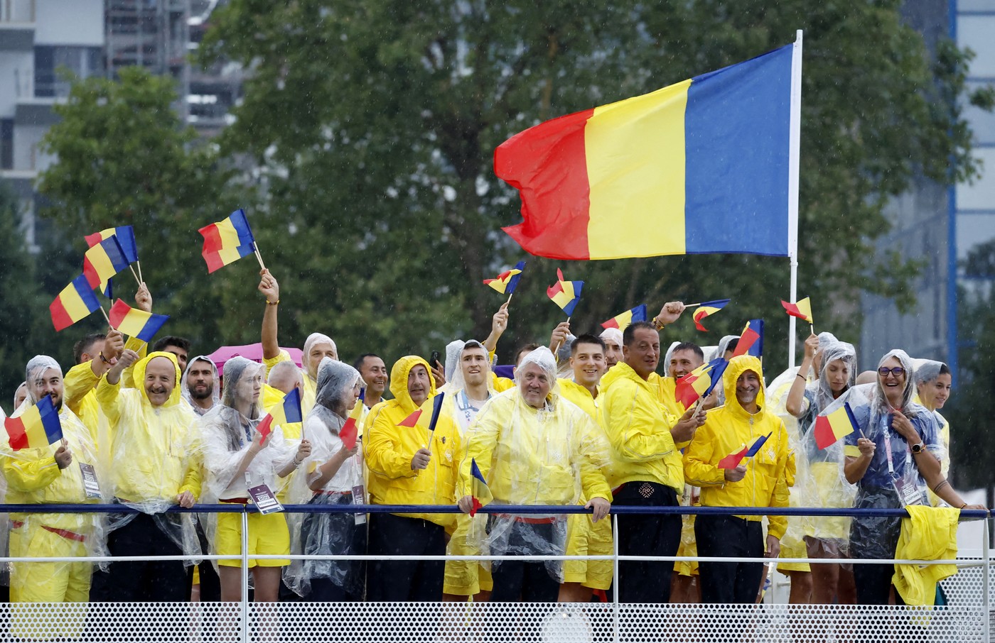 Delegația României a defilat la ceremonia de deschidere a Jocurilor Olimpice. Ionela şi Marius Cozmiuc, purtătorii de drapel / FOTO cu „Team Romania” pe Sena