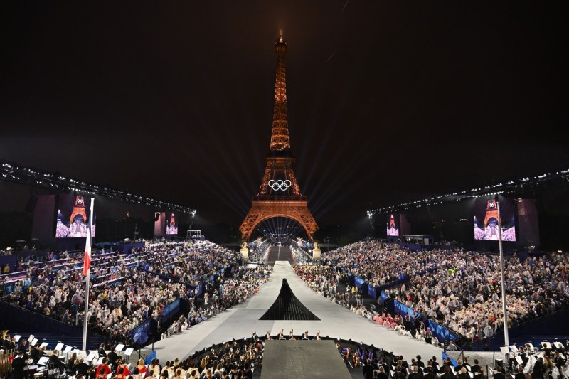 LIVEVIDEO: Ceremonia de deschidere a Jocurilor Olimpice: Steagul olimpic este arborat în piața Trocadero, iar pe fundal răsună imnul olimpic / Nadia Comăneci poartă flacăra olimpică alături de Nadal, Serena și Carl Lewis