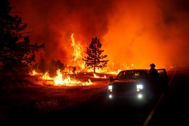 Cel mai mare incendiu de vegetaţie din California se extinde rapid. Focul, declanşat de un bărbat care a împins o maşină în flăcări într-o râpă