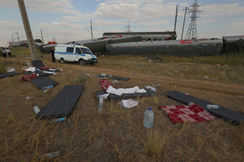 VIDEO Cel puțin 140 de oameni au fost răniți, după ce un tren și un camion s-au ciocnit, în Rusia. Nouă vagoane au deraiat