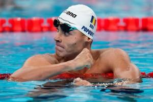 Sportivul român David Popovici sărbătorește după ce a câștigat finala la 200 de metri liber masculin la Jocurile Olimpice de vară din 2024, luni, 29 iulie 2024, la Nanterre, Franța. Sursa foto: Martin Meissner / AP / Profimedia