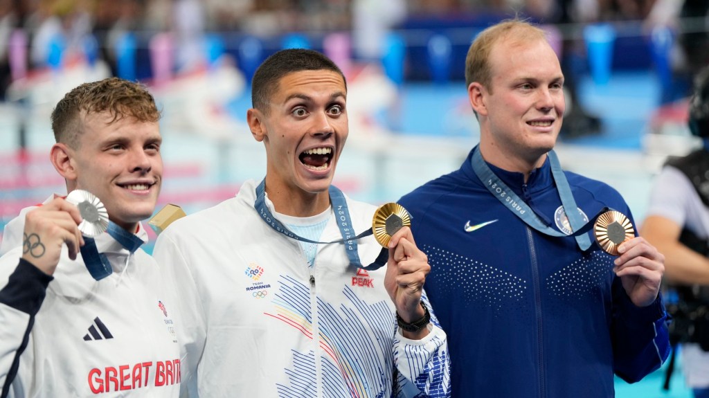 David Popovici, medaliat cu aur la Jocurile Olimpice. Foto: Martin Meissner / AP / Profimedia