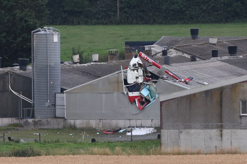 FOTO Un elicopter s-a prăbușit pe clădirea unei ferme de porci dintr-un sat irlandez / Doi bărbați au murit