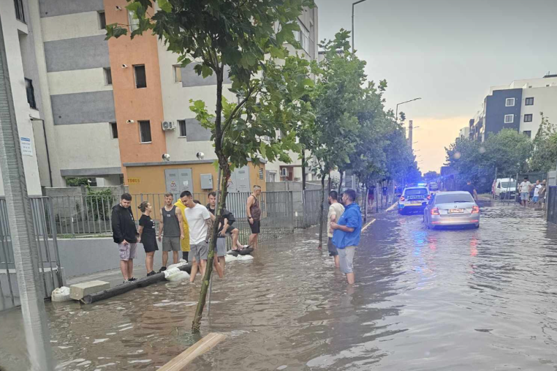 Străzi inundate în urma furtunii din București. În imagine strada Gura Putnei / FOTO: Hotnews