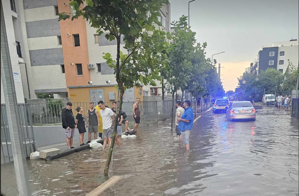 Străzi inundate în urma furtunii din București. În imagine strada Gura Putnei / FOTO: Hotnews