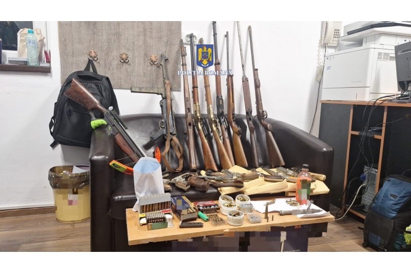 Arsenal de 21 de arme confiscat din locuința unui septuagenar. Au fost descoperite și mitraliere germane din Al Doilea Război Mondial